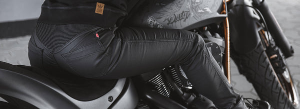 A woman on a motorcycle wearing women's black motorcycle jeans Lorica Kevlar from Pando Moto