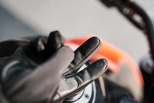 fingers of the black lady motorcycle glove with touch system